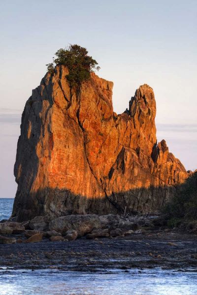 Flaherty, Dennis 아티스트의 Japan, Wakagama  Hashiguiiwa Rocks at sunset작품입니다.